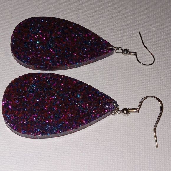 CLEARANCE  Magenta and blue resin teardrop earrings - Picture 1 of 3